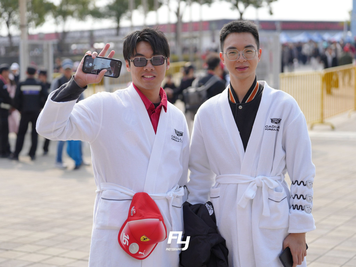 华体会-商贸区现浴袍车迷持手牌为F1中国大奖赛助威_新浪新闻